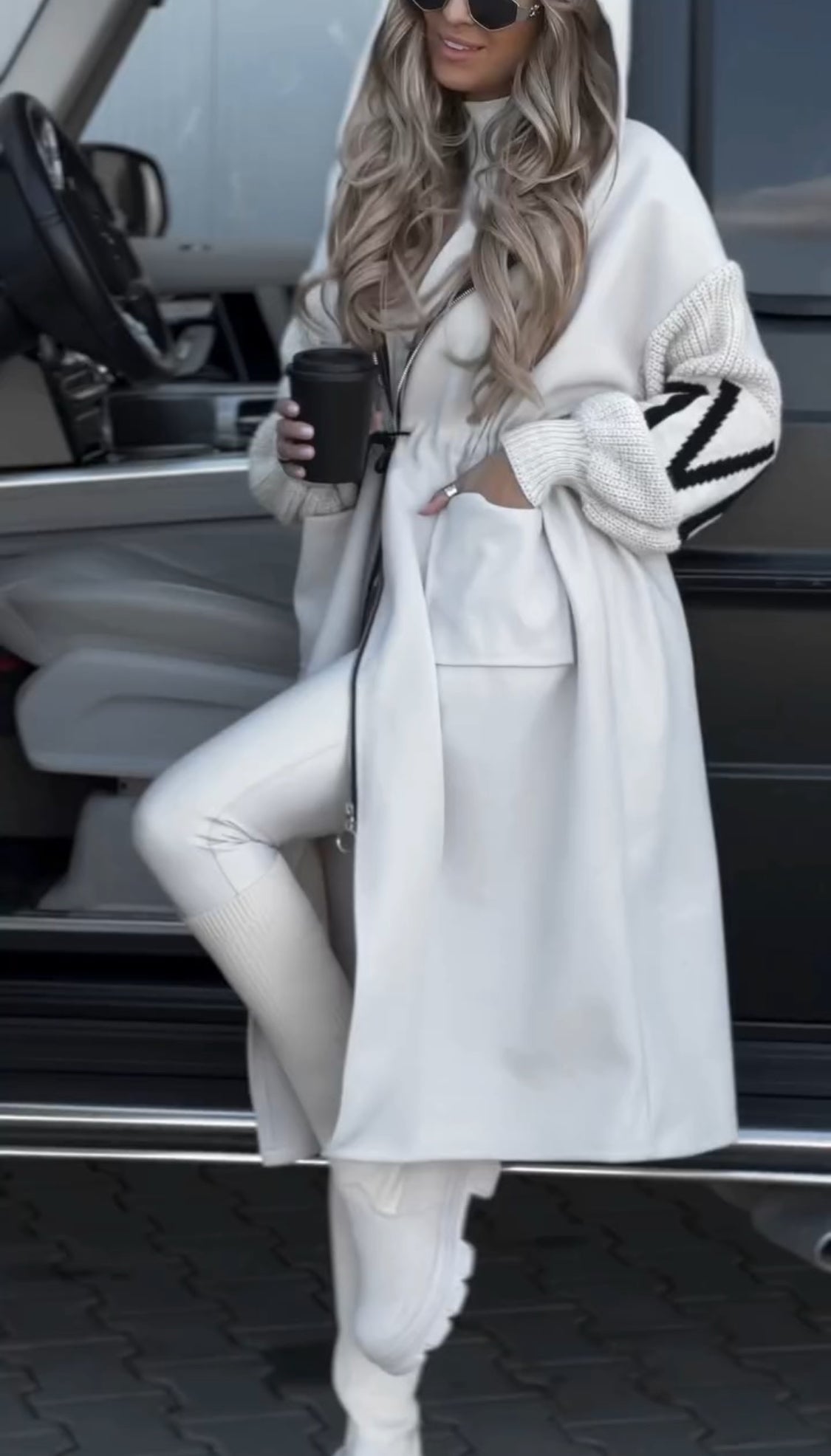 Abrigo con mangas de punto y capucha