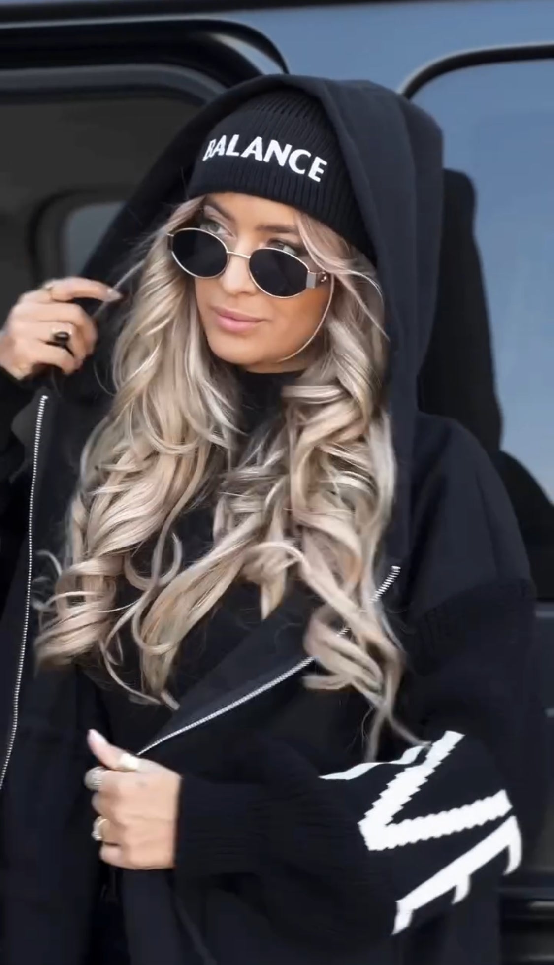 Abrigo con mangas de punto y capucha