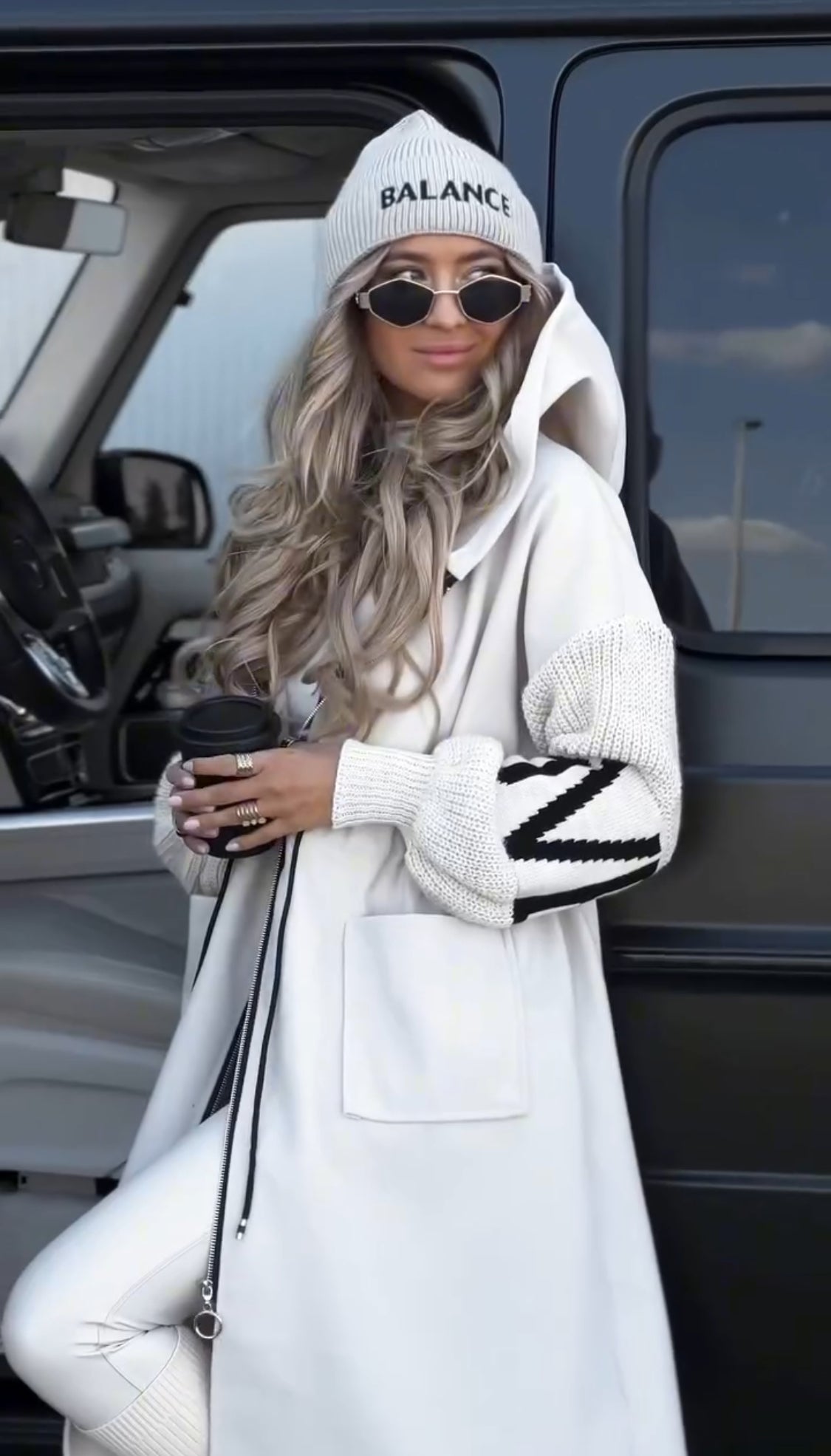 Abrigo con mangas de punto y capucha