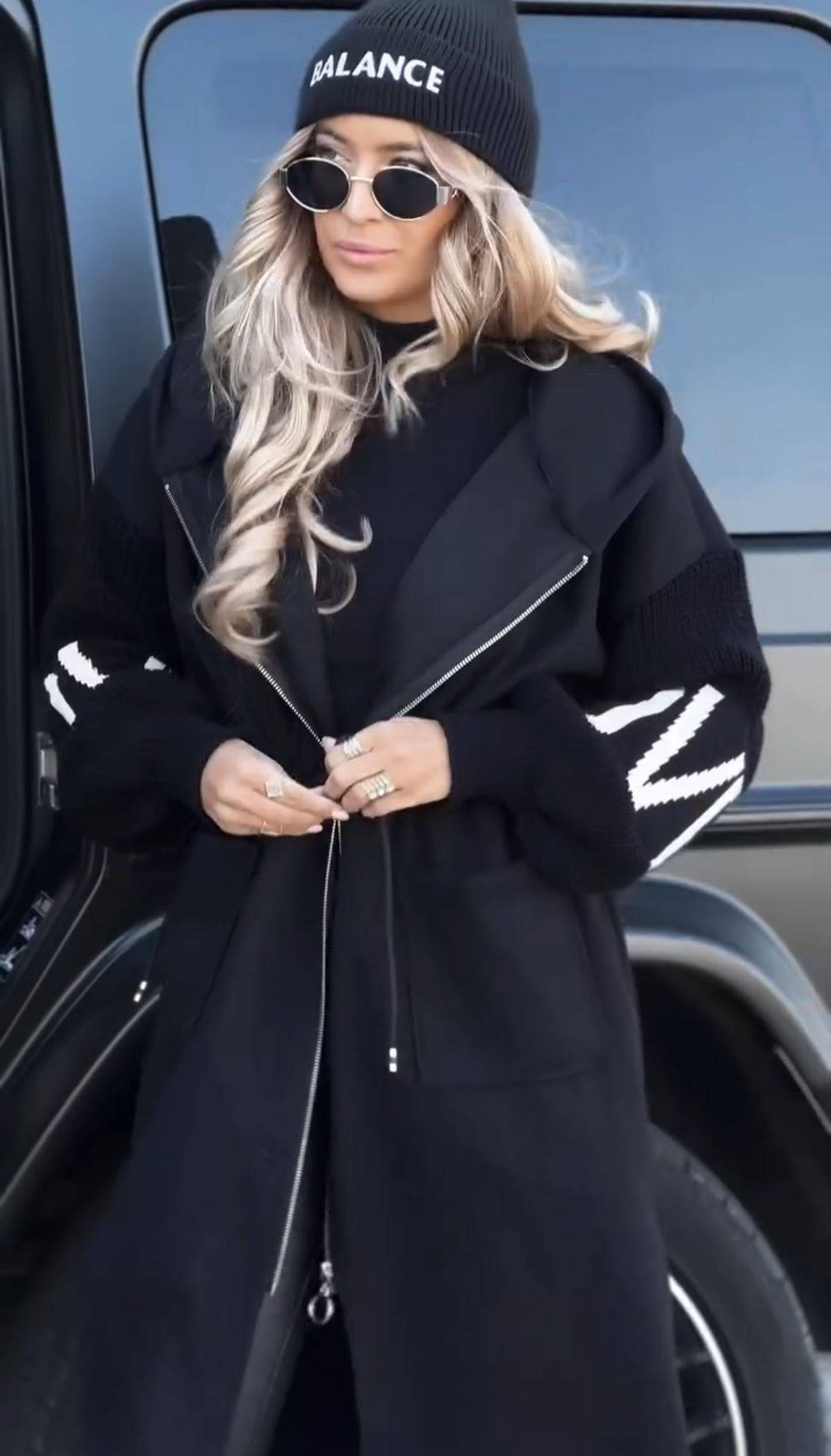 Abrigo con mangas de punto y capucha